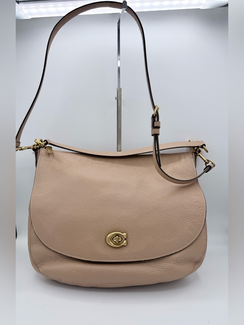 Coach Turnlock Hobo in Polished Pebble Leather — Sand/Beige | Style CA079